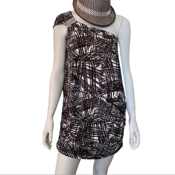 EUC BCBG MแดxAแดขสษชแด๐ค off shoulder ๐๐๐ ๐๐๐๐๐ ๐๐๐๐ ๐ ๐ - Picture 2 of 7